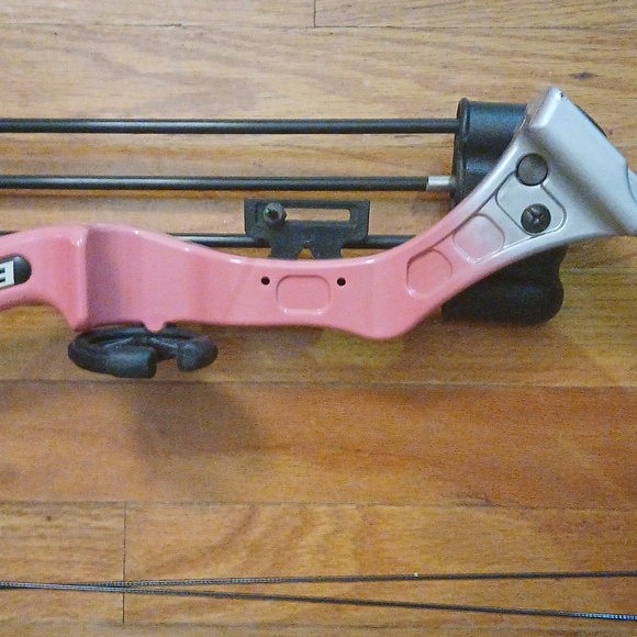 Bear Brave 3 Youth Compound Bow Pink 26" right handed. - Picture 3 of 8